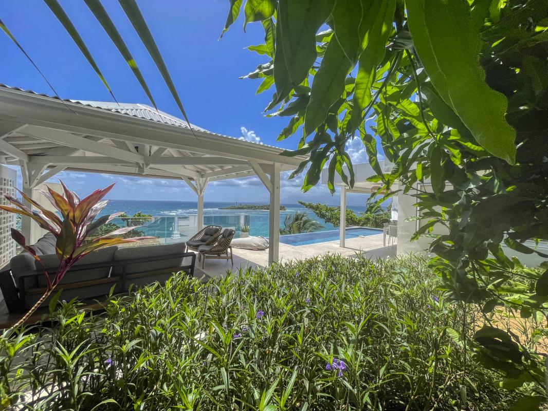 5 Location villa piscine vue mer ilet Gosier Guadeloupe_vegetation terrasse